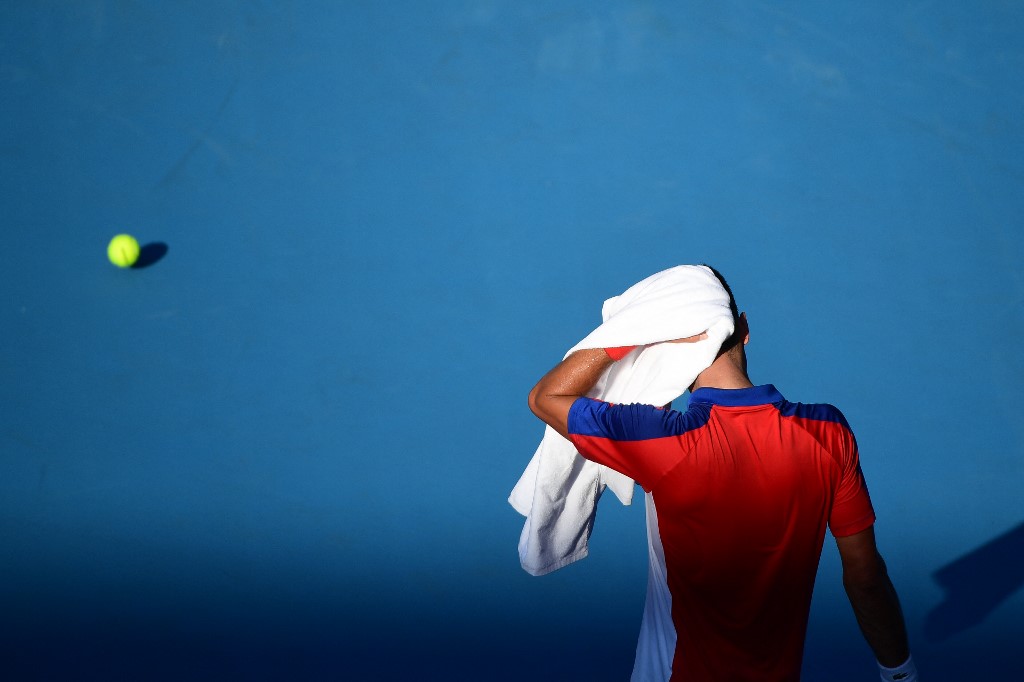 Número 1 do mundo, o tenista Djokovic Novak enxuga o calor na quadra do Complexo de Tênis de Tóquio 2020: "calor brutal", protestou o sérvio (Foto: Pauline Ballet / KMSP / AFP - 24/07/2021)