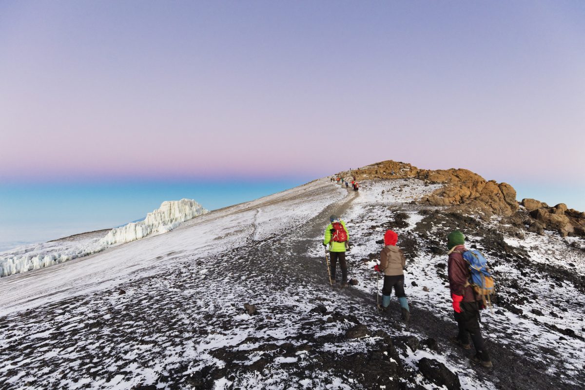 Montanhistas perto do topo do Kilimanjaro, na Tanzânia, com pouca cobertura de gelo: aquecimento ameaça acabar com as famosas neves do Kilimanjaro (Foto: Christian Kober / Robert Harding Premium / AFP)