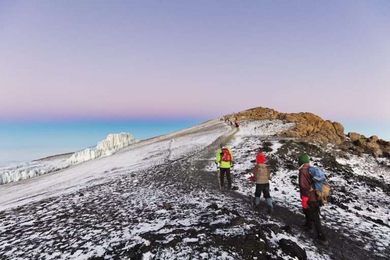 Montanhistas perto do topo do Kilimanjaro, na Tanzânia, com pouca cobertura de gelo: aquecimento ameaça acabar com as famosas neves do Kilimanjaro (Foto: Christian Kober / Robert Harding Premium / AFP)