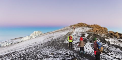 Montanhistas perto do topo do Kilimanjaro, na Tanzânia, com pouca cobertura de gelo: aquecimento ameaça acabar com as famosas neves do Kilimanjaro (Foto: Christian Kober / Robert Harding Premium / AFP)