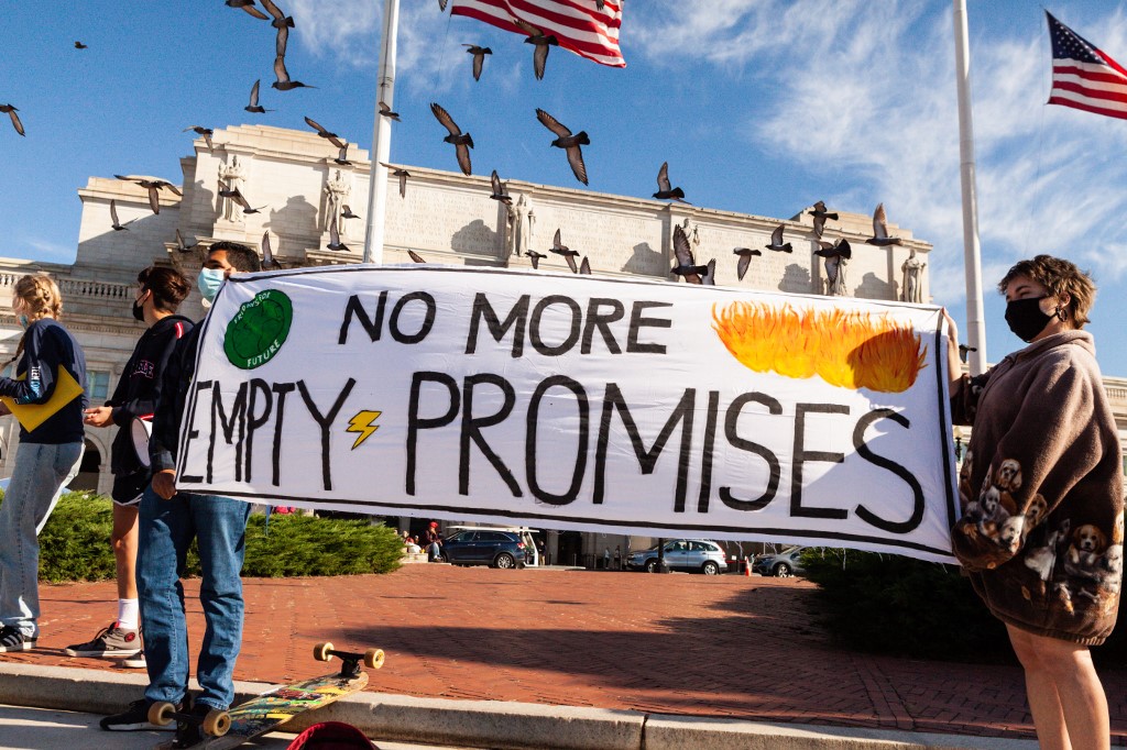 Manifestação em Washington, capital dos EUA, do movimento Fridays For Future exige ação climática: COP26 cercada de desconfianças, principalmente dos jovens (Foto: Allison Bailey/NurPhoto/AFP) 