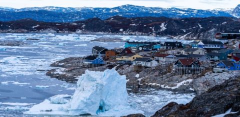 Iceberg derrendo no costa da Groenlândia; degelo ameaça água potável e produção de alimentos (Foto: Ulrik Pedersen / NurPhoto / AFP)