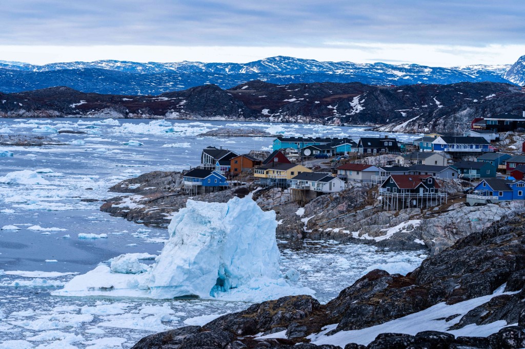 Iceberg derrendo no costa da Groenlândia; degelo ameaça água potável e produção de alimentos (Foto: Ulrik Pedersen / NurPhoto / AFP)