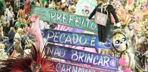 Alegoria da Mangueira com imagem de Crivella e a frase 'Pecado é não brincar o Carnaval': prefeito fez ataques à folia e a outras manifestações populares (Foto: Reprodução)