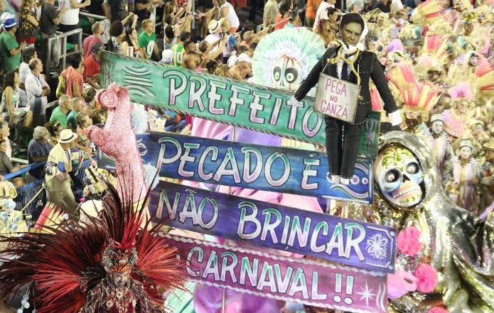 Alegoria da Mangueira com imagem de Crivella e a frase 'Pecado é não brincar o Carnaval': prefeito fez ataques à folia e a outras manifestações populares (Foto: Reprodução)