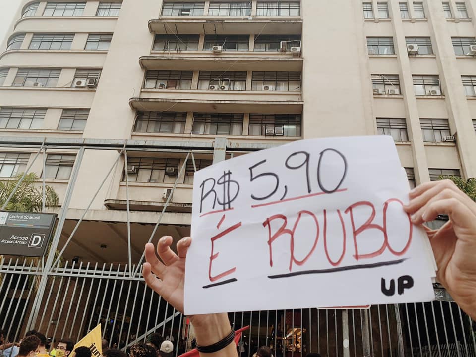 Protesto contra aumento de R$ 1,20 na passagem de trem no Rio: pressão adia reajuste mas mobilização continua (Foto: Casa Fluminense)