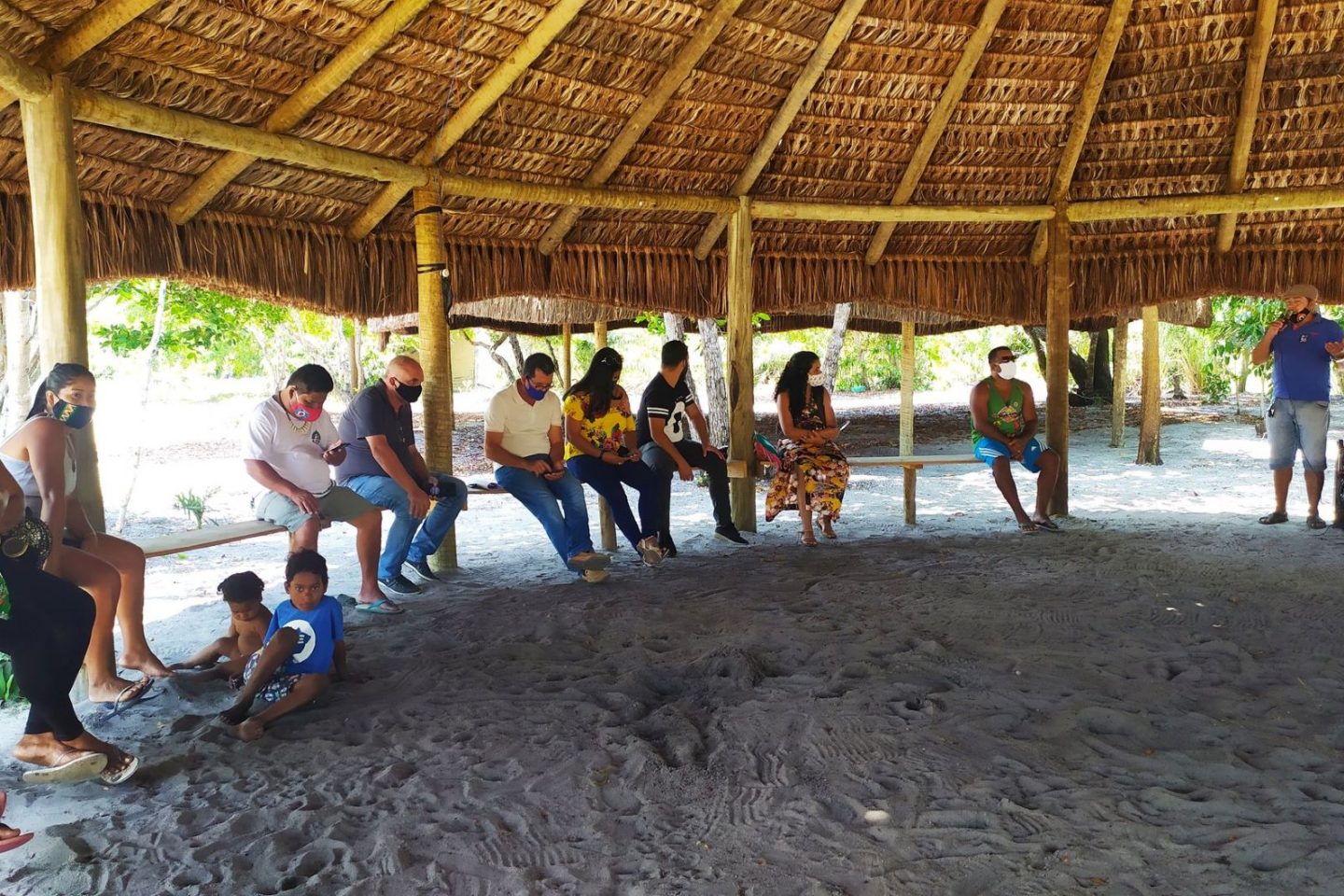 Reunião na aldeia pataxó Novos Guerreiros para preparar medidas para barrar visitantes: medo da covid-19 (Foto: Thyara Pataxó