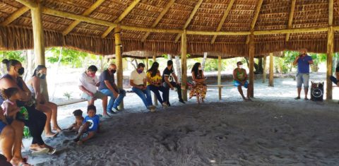 Reunião na aldeia pataxó Novos Guerreiros para preparar medidas para barrar visitantes: medo da covid-19 (Foto: Thyara Pataxó