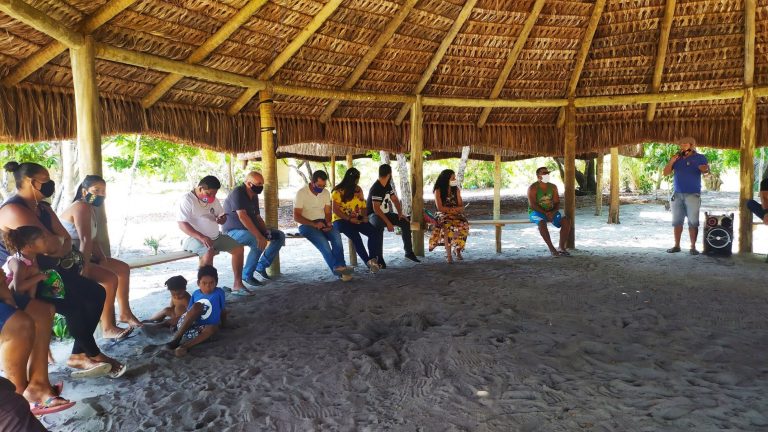 Reunião na aldeia pataxó Novos Guerreiros para preparar medidas para barrar visitantes: medo da covid-19 (Foto: Thyara Pataxó