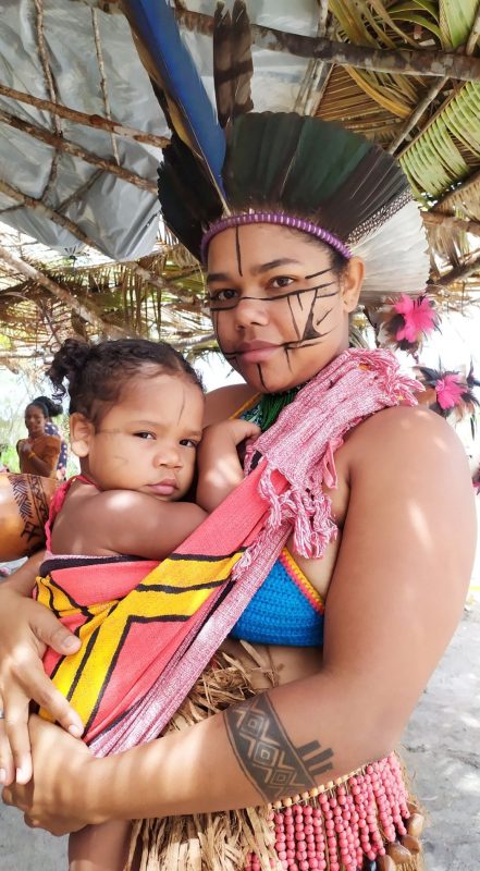 Thyara Pataxó com a filha: "Nossa maior preocupação hoje é o fluxo intenso de não indígenas dentro de nossas comunidades" (Foto: Arquivo Pessoal)