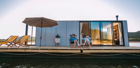 Casa flutuante em represa paulista: turismo de isolamento ganha impulso com a pandemia (Foto: Divulgação)