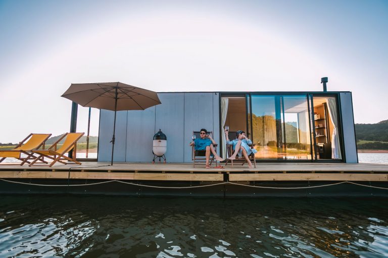 Casa flutuante em represa paulista: turismo de isolamento ganha impulso com a pandemia (Foto: Divulgação)