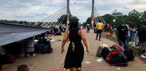 Imigrantes, haitianos na maioria, acampados na ponte que liga o Acre ao Peru: país vizinho barra pessoas vindas do Brasil devido à pandemia (Foto: Secretaria de Assistência Social de Assis Brasil/Amazônia Real)