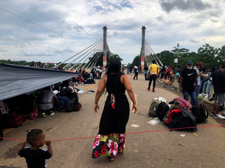 Imigrantes, haitianos na maioria, acampados na ponte que liga o Acre ao Peru: país vizinho barra pessoas vindas do Brasil devido à pandemia (Foto: Secretaria de Assistência Social de Assis Brasil/Amazônia Real)
