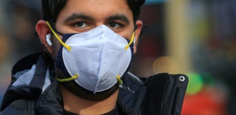 Turista com duas máscaras em Nova York: pesquisadores afirmam que mascaramento duplo é eficiente para barrar disseminação das novas variantes do coronavírus (Foto: Kena Betancur / AFP - 20/12/2020)