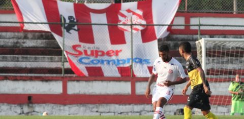 Faixa gigante do Bangu com a reprodução da camisa e imagem do Castor: histórias do jogo do bicho, do Carnaval e do futebol se misturam no Rio (Foto: Raphael Santos/Bangu)