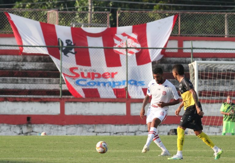 Faixa gigante do Bangu com a reprodução da camisa e imagem do Castor: histórias do jogo do bicho, do Carnaval e do futebol se misturam no Rio (Foto: Raphael Santos/Bangu)