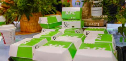 mbalagens de sanduíches e nuggets de frango à base de planta em restaurante da rede KFC, em Changsha, na China: críticos dizem que alimentos plant-based são ultraprocessados e não necessariamente saudáveis (Foto: Zheng Tingting/Imaginechin/ AFP - 14/12/2020)
