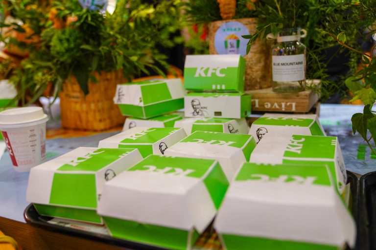 mbalagens de sanduíches e nuggets de frango à base de planta em restaurante da rede KFC, em Changsha, na China: críticos dizem que alimentos plant-based são ultraprocessados e não necessariamente saudáveis (Foto: Zheng Tingting/Imaginechin/ AFP - 14/12/2020)