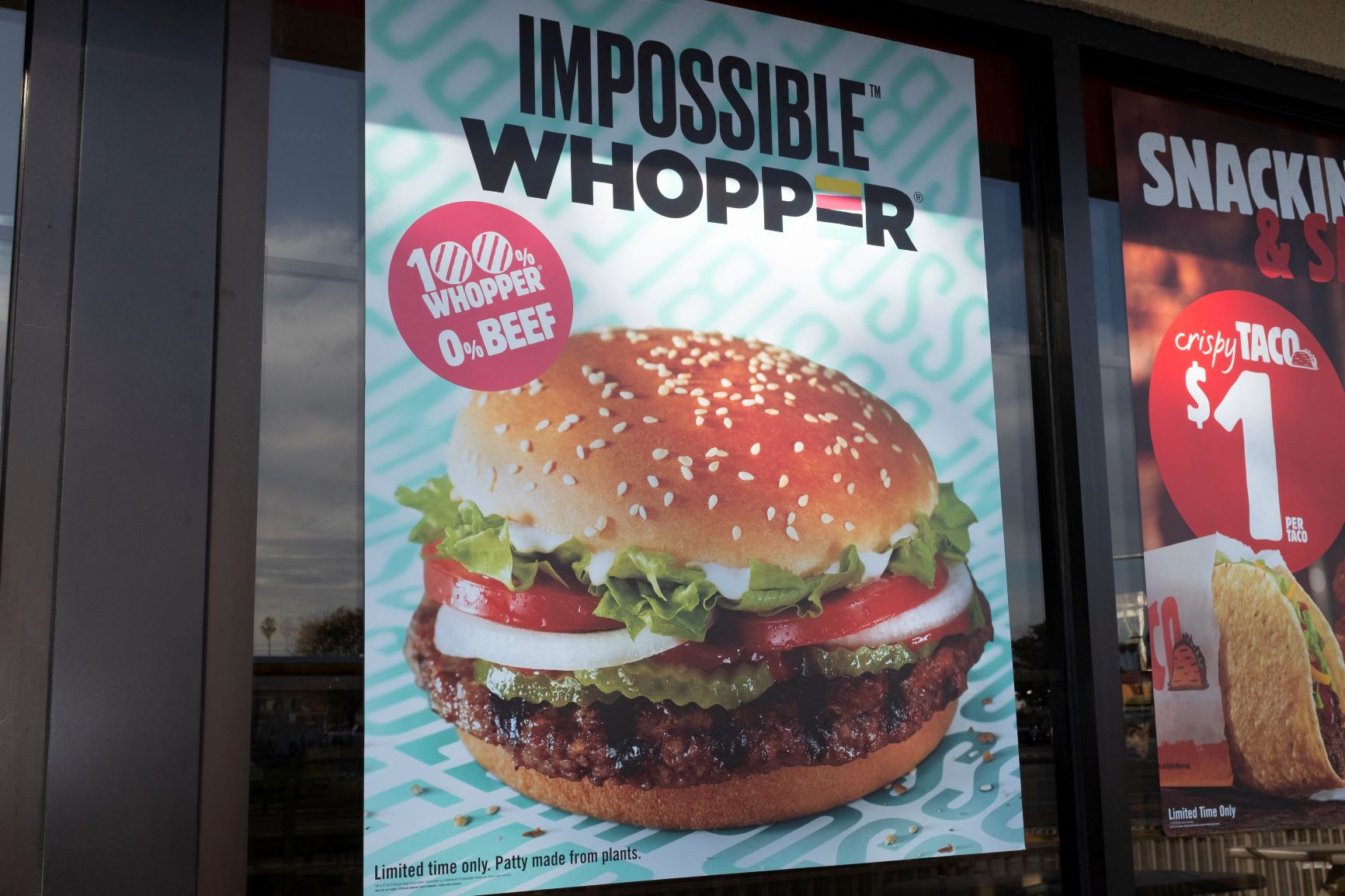 Anúncio na Califórnia de tradicional sanduíche da rede Burger King, sem carne e plant based: indústria de alimentos aposta no marketing de produtos vendidos como saudáveis e sustentáveis (Foto: Yichuan Cao/NurPhoto/AFP - 20/11/2019)