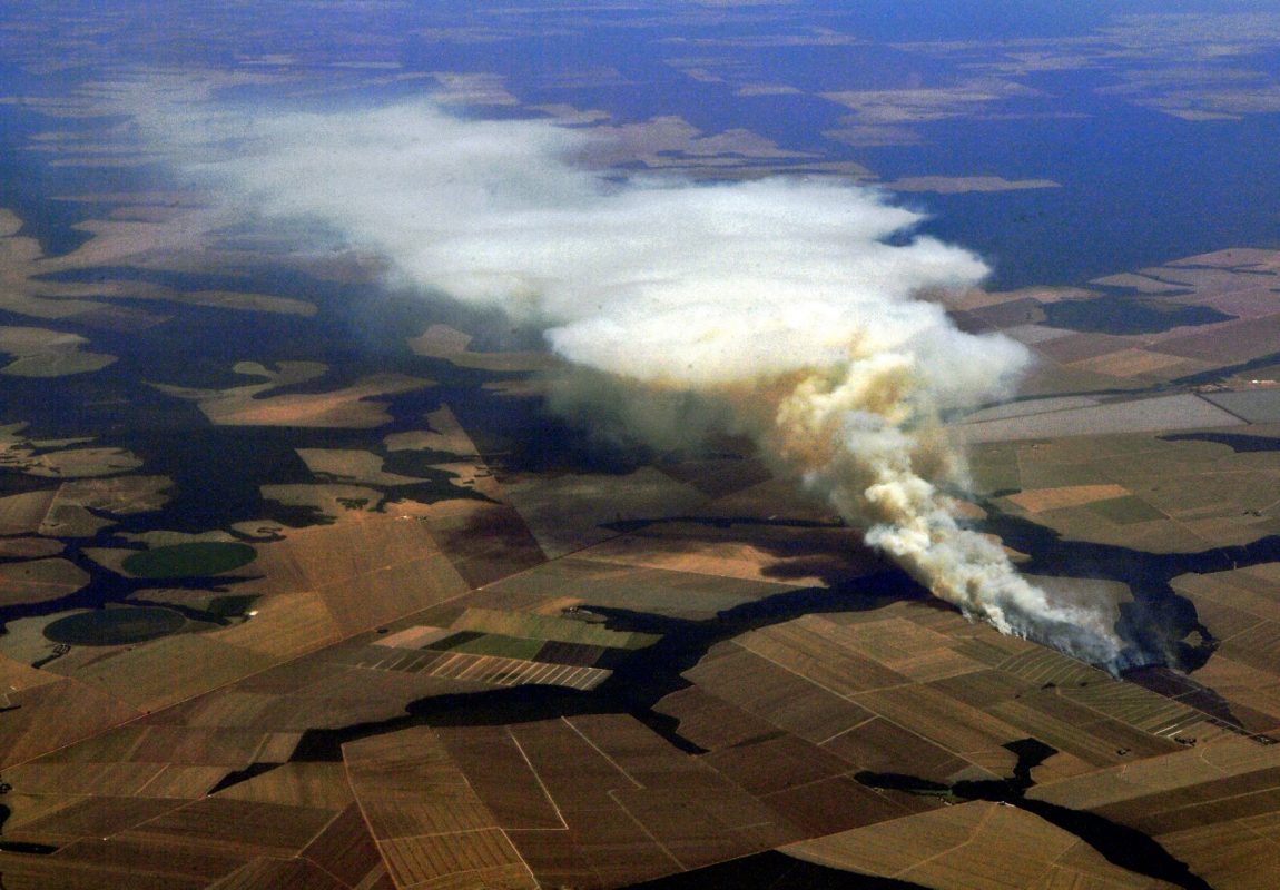 Queimada para ampliar fronteira agrícola no norte de Mato Grosso: desmatamento e incêndios florestais fizeram Brasil ser única grande nação a ter aumento de emissões no ano da pandemia (Foto: Carl de Souza/AFP - 06/08/2021)