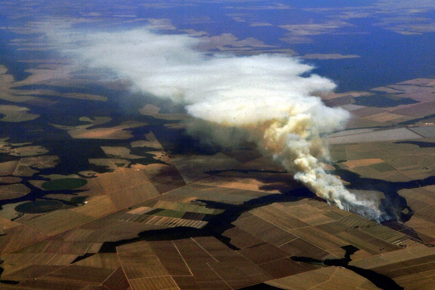 Queimada para ampliar fronteira agrícola no norte de Mato Grosso: desmatamento e incêndios florestais fizeram Brasil ser única grande nação a ter aumento de emissões no ano da pandemia (Foto: Carl de Souza/AFP - 06/08/2021)