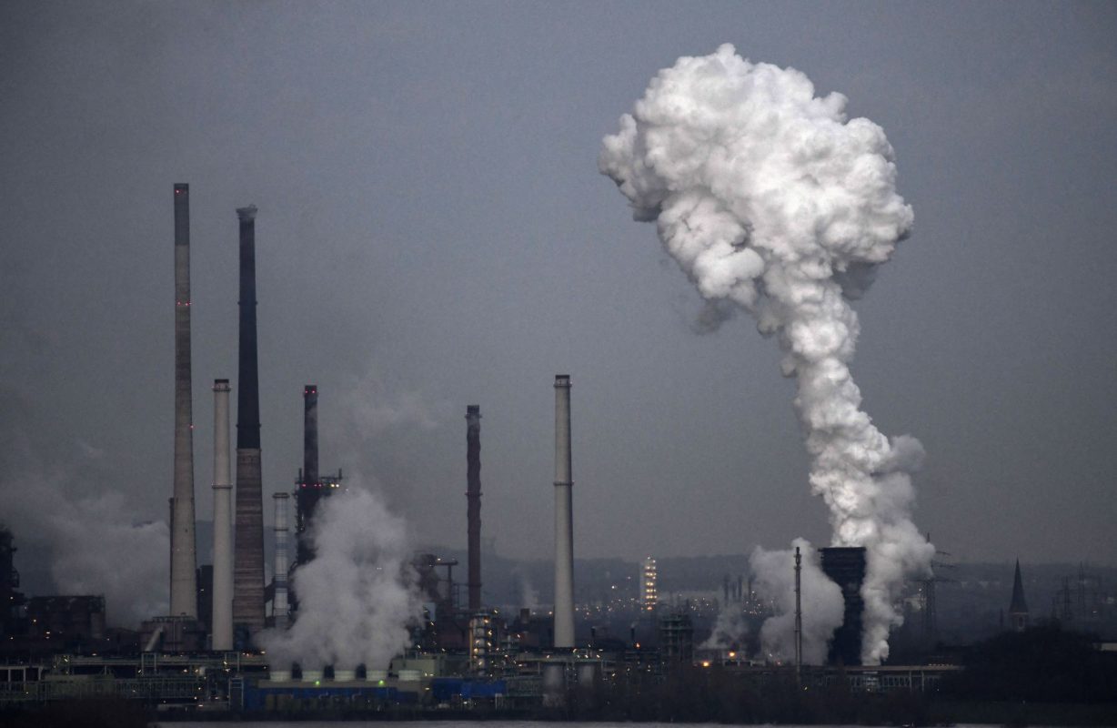 Fumaça no complexo industrial da Thyssen, em Duisburg, Alemanha: Relatório de Síntese Inicial das NDCs é um alerta vermelho sobre emissões de carbono (Foto: Ina FASSBENDER / AFP - 04/02/2021)