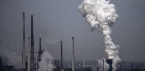 Fumaça no complexo industrial da Thyssen, em Duisburg, Alemanha: Relatório de Síntese Inicial das NDCs é um alerta vermelho sobre emissões de carbono (Foto: Ina FASSBENDER / AFP - 04/02/2021)