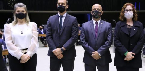 Carla Zambelli (à direita), ao lado da nova presidente da Comissão de Agricultura, Aline Sleutjes, e dos deputados Eduardo Bolsonaro e Major Vítor Hugo, todos do PSL: bancada bolsonarista em posições estratégicas (Foto: Michel Jesus/Câmara dos Deputados)