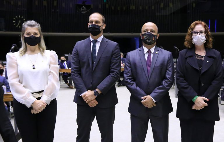 Carla Zambelli (à direita), ao lado da nova presidente da Comissão de Agricultura, Aline Sleutjes, e dos deputados Eduardo Bolsonaro e Major Vítor Hugo, todos do PSL: bancada bolsonarista em posições estratégicas (Foto: Michel Jesus/Câmara dos Deputados)