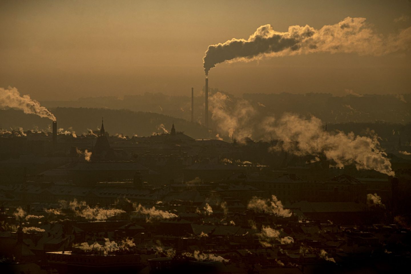 Fumaça de chaminés no céu de Praga: pesquisa aponta que 29% das mortes por Covid-19 na República Tcheca têm relação com a poluição atmosférica (Michal Cizek/AFP - 12/02/2021)
