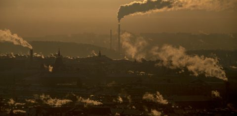 Fumaça de chaminés no céu de Praga: pesquisa aponta que 29% das mortes por Covid-19 na República Tcheca têm relação com a poluição atmosférica (Michal Cizek/AFP - 12/02/2021)