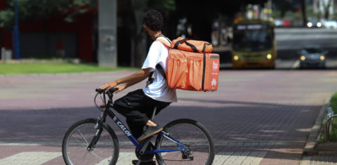 Adolescente faz serviço de entrega em bicicleta em Belo Horizonte: por sobrevivência, jovens se arriscam como entregadores de aplicativos durante a pandemia (Foto: Joana Suarez/Lição de Casa)