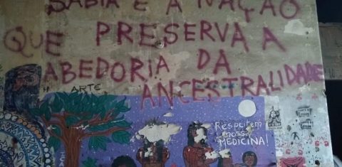 Pintura na parede descascada da Aldeia Maracanâ; estado tenta despejar famílias indígenas remanescentes de ocupação de antiga sede do Museu do Índio, no Rio (Foto: Monica Lima/Acervo Pessoal)