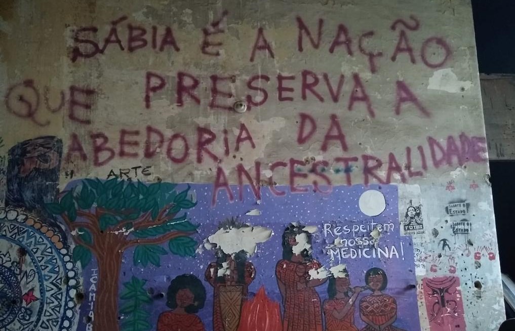Pintura na parede descascada da Aldeia Maracanâ; estado tenta despejar famílias indígenas remanescentes de ocupação de antiga sede do Museu do Índio, no Rio (Foto: Monica Lima/Acervo Pessoal)