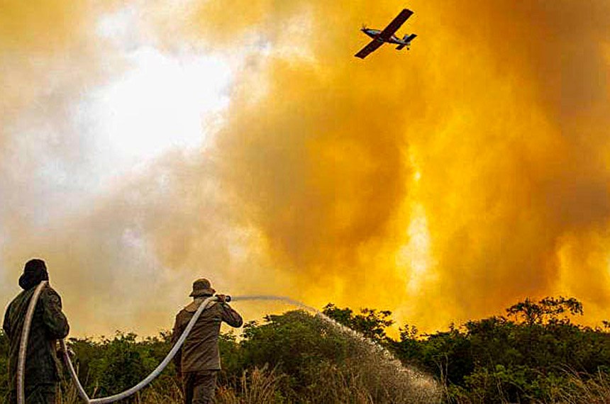 Bombeiros combatem incêndio perto de Corumbá: perícia em celulares revelou ação organizada para Dia do Fogo no Pantanal (Foto: CBMS)