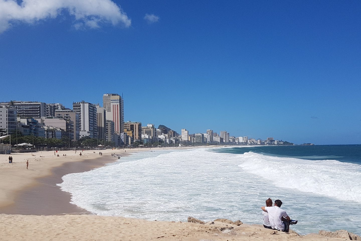 Orla de Leblon e Ipanema quase deserta na santa semana de confinamento: pandemia impede a celebração da rua (Foto: Oscar Valporto)