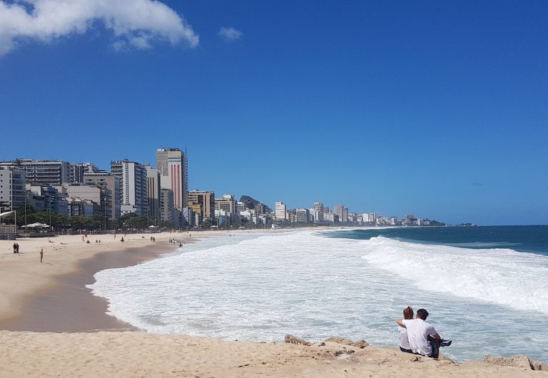 Orla de Leblon e Ipanema quase deserta na santa semana de confinamento: pandemia impede a celebração da rua (Foto: Oscar Valporto)