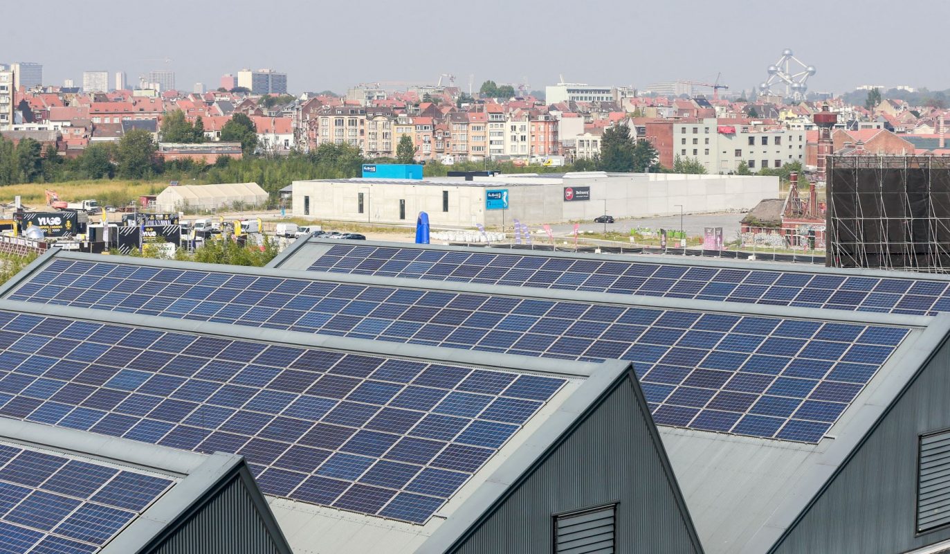 Painéis solares em terminal marítimo de Bruxelas: cidades em campanha por energia renovável (Stephanie Lecoqu/AFP - 16/09/2020)