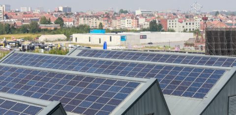 Painéis solares em terminal marítimo de Bruxelas: cidades em campanha por energia renovável (Stephanie Lecoqu/AFP - 16/09/2020)