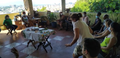 Encontro de erveiras no Morro do Salgueiro, no Rio: receitas de ervas medicinais, passadas de uma geração a outra, ajudam a tratar da saúde, em tempos de dificuldade para qualquer atendimento médico (Foto: André Balocco)