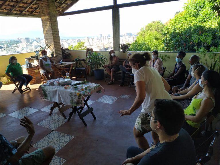Encontro de erveiras no Morro do Salgueiro, no Rio: receitas de ervas medicinais, passadas de uma geração a outra, ajudam a tratar da saúde, em tempos de dificuldade para qualquer atendimento médico (Foto: André Balocco)
