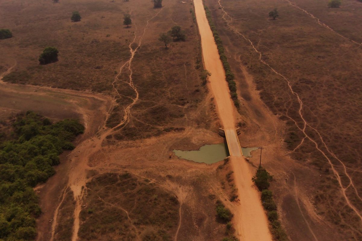 Rodovia Transpantaneira cortando a paisagem seca e calcinada do Pantanal em 2020: previsão de nova seca extrema em 2021 (Foto: Ernesto Carriço / NurPhoto / AFP - 07/10/2020)