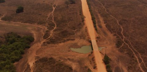 Rodovia Transpantaneira cortando a paisagem seca e calcinada do Pantanal em 2020: previsão de nova seca extrema em 2021 (Foto: Ernesto Carriço / NurPhoto / AFP - 07/10/2020)