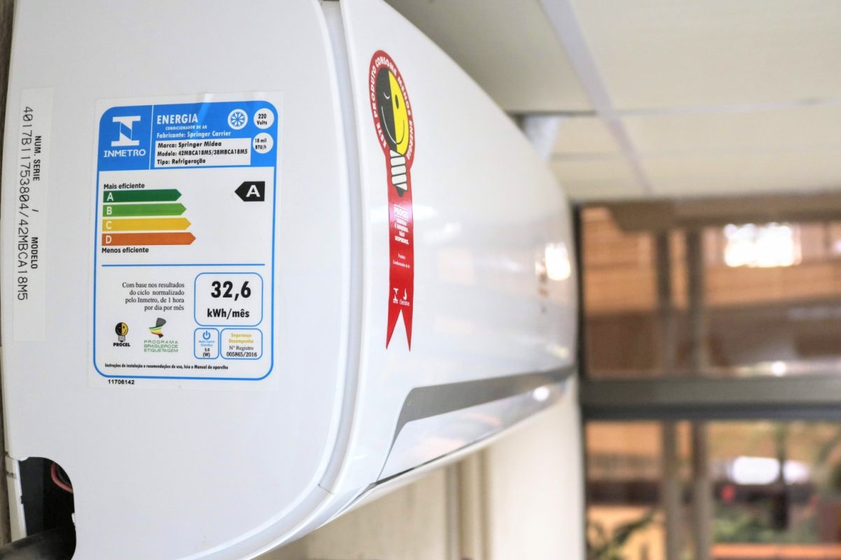 Geladeira brasileira à venda: defasagem na etiquetagem de eficiência energética custa R$ 360 por ano a cada consumidor, afirma estudo (Foto: Marcos Cavalcante/UFU)