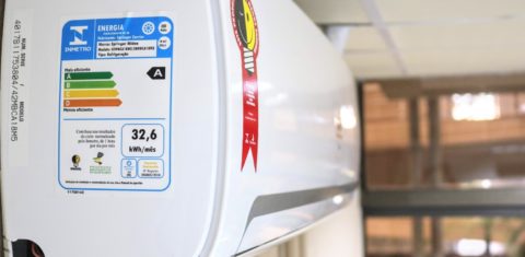 Geladeira brasileira à venda: defasagem na etiquetagem de eficiência energética custa R$ 360 por ano a cada consumidor, afirma estudo (Foto: Marcos Cavalcante/UFU)
