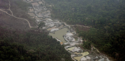 Garimpo ilegal na Floresta Nacional do Jamanxim, no município de Novo Progresso, no Pará: desmatamento causado por mineração aumentou 90% (Foto: Marizilda Cruppe/Amazônia Real/Amazon Watch/17/09/2020)