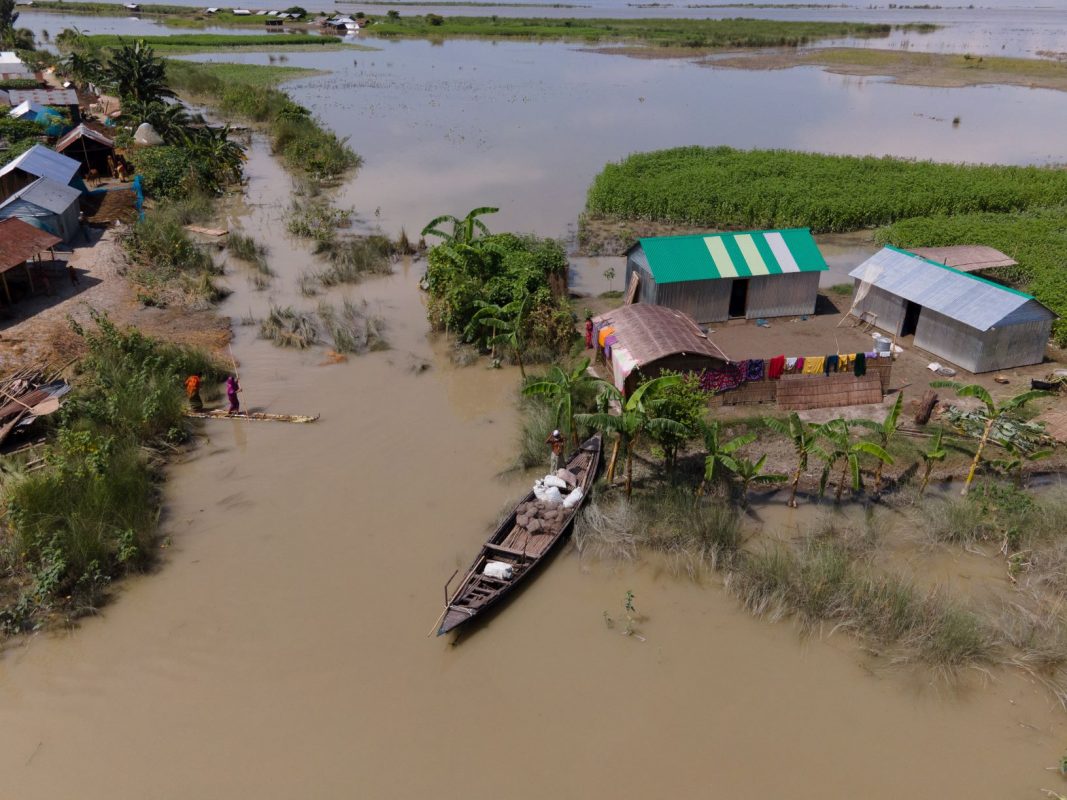 Morador deixa sua casa de barco durante enchente em Bangladesh: Ásia concentrou refugiados climáticos, afetados por desastres relacionados ao clima (Foto: WFP/IMDC)