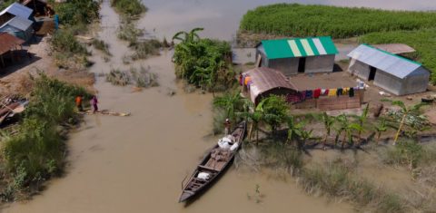 Morador deixa sua casa de barco durante enchente em Bangladesh: Ásia concentrou refugiados climáticos, afetados por desastres relacionados ao clima (Foto: WFP/IMDC)