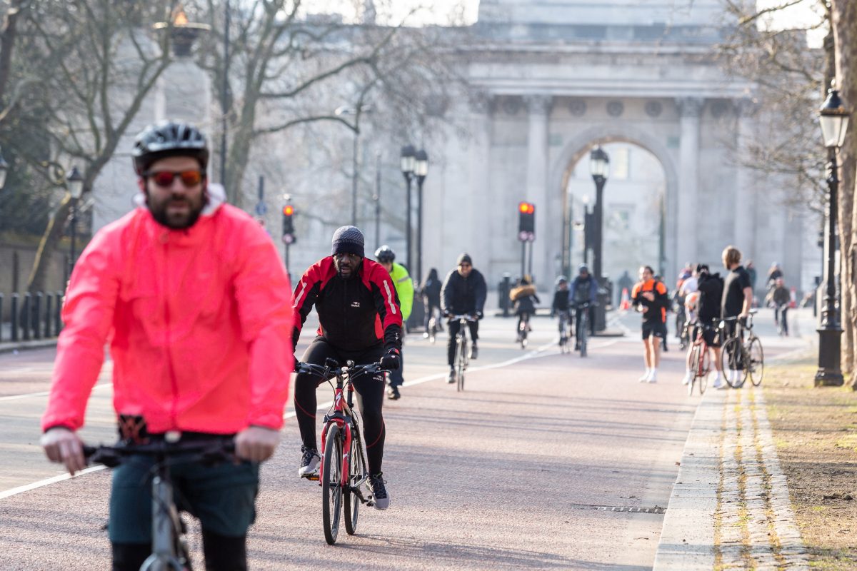 Nova ciclovia em Londres, criada durante a pandemia: pesquisa mostra que bicicletas produzem 10 vezes menos emissões de carbono do que carros elétricos (Foto: Dominika Zarzycka/NurPhoto/AFP - 07/03/2021)